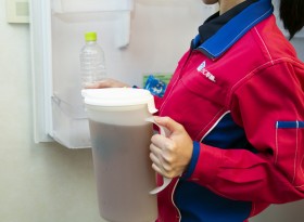 庫内の商品を戻します。 庫内の商品を戻します。