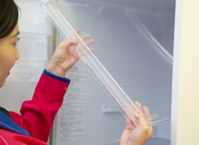 棚等の部品を元に戻します。 棚等の部品を元に戻します。